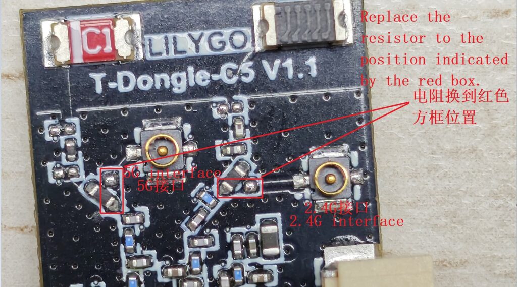Primo piano del circuito stampato della chiavetta USB LILYGO T-Dongle-C5 con indicazioni tecniche.