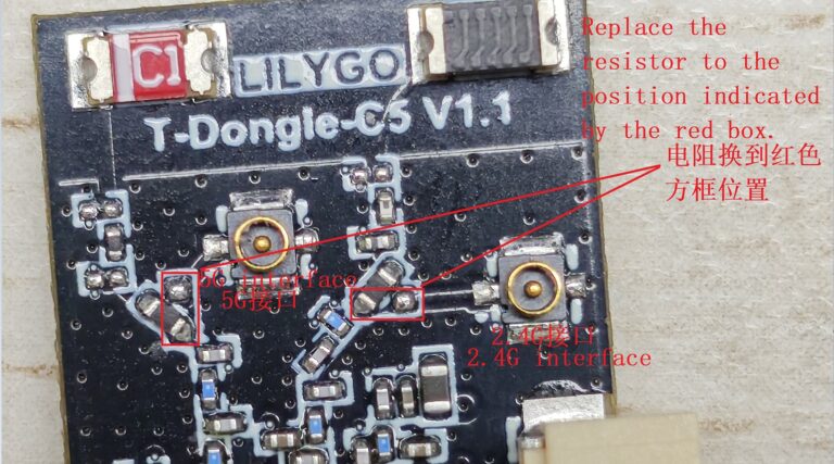 Primo piano del circuito stampato della chiavetta USB LILYGO T-Dongle-C5 con indicazioni tecniche.