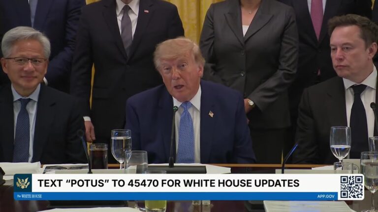 Donald Trump parla seduto tra Jensen Huang ed Elon Musk in un incontro ufficiale alla Casa Bianca.