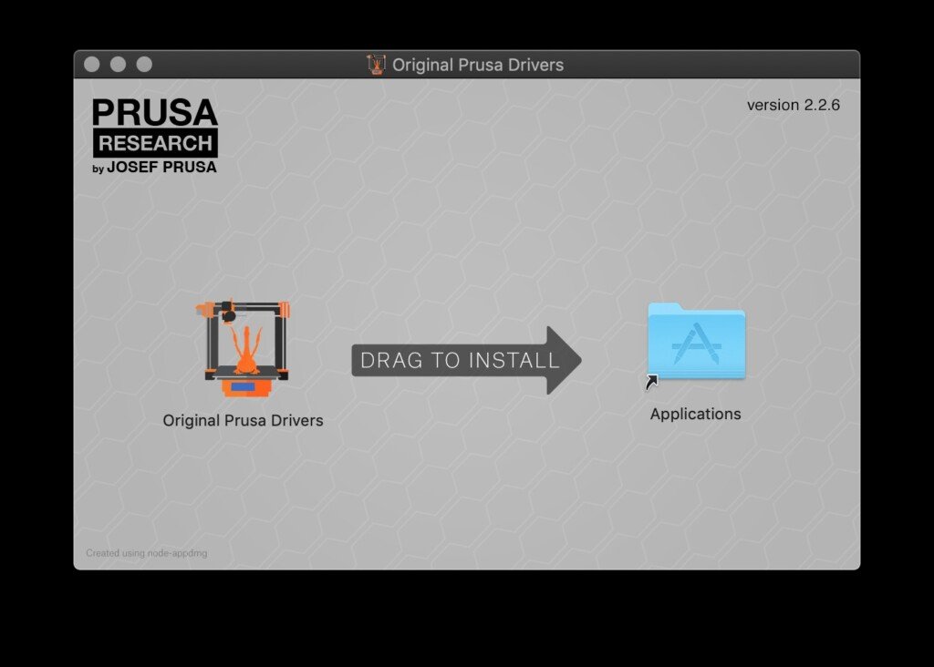 Schermata d'installazione su macOS con freccia che indica di trascinare i driver Prusa in Applications.