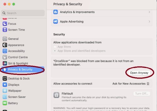 Schermata delle impostazioni di Privacy e Sicurezza su macOS con il pulsante Apri comunque cerchiato in rosso.