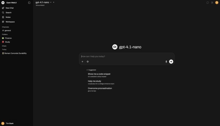 Interfaccia di Open WebUI in modalità scura con campo di testo per chattare.