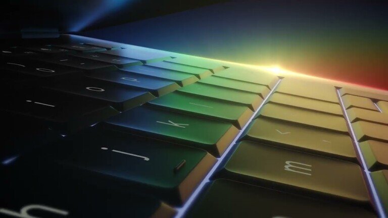 Primo piano della tastiera retroilluminata di un laptop Googlebook con luci colorate.