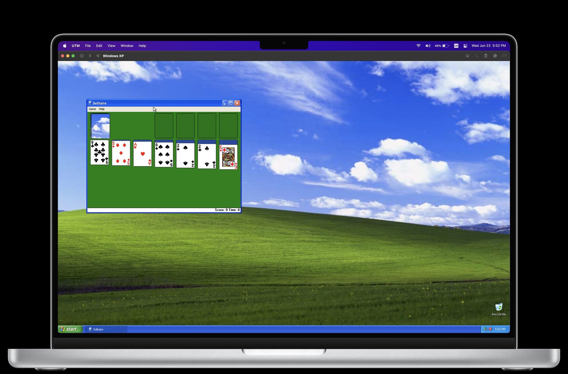 Un MacBook con il software di virtualizzazione UTM che esegue Windows XP e il gioco del Solitario.