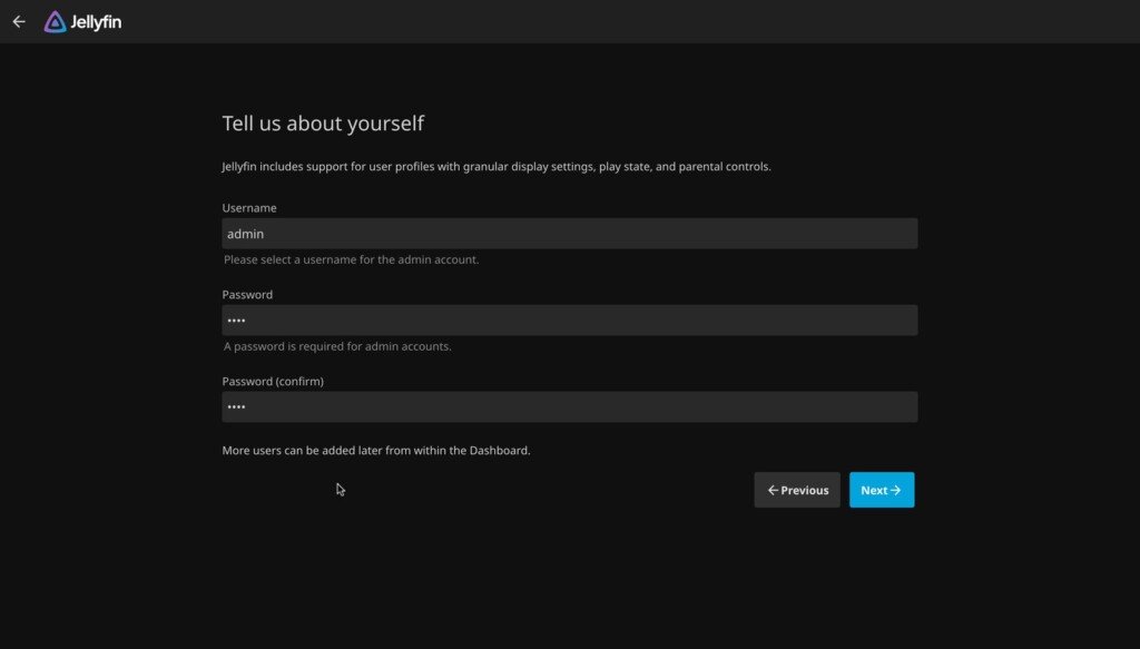Form di registrazione dell'utente amministratore su Jellyfin con campi per nome e password.