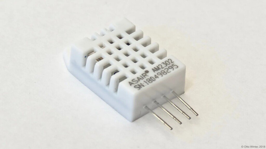 Sensore di temperatura e umidità DHT22 bianco con quattro pin.