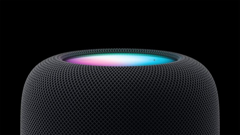 Primo piano di Apple HomePod con il display superiore acceso con i colori di Siri.