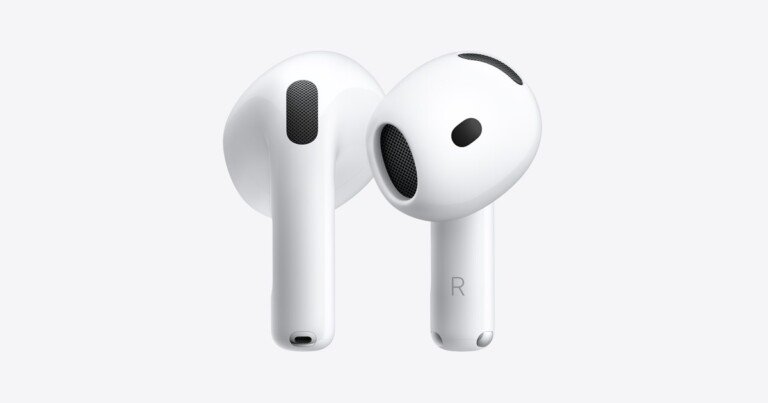 Due auricolari bianchi Apple AirPods in primo piano su sfondo bianco.