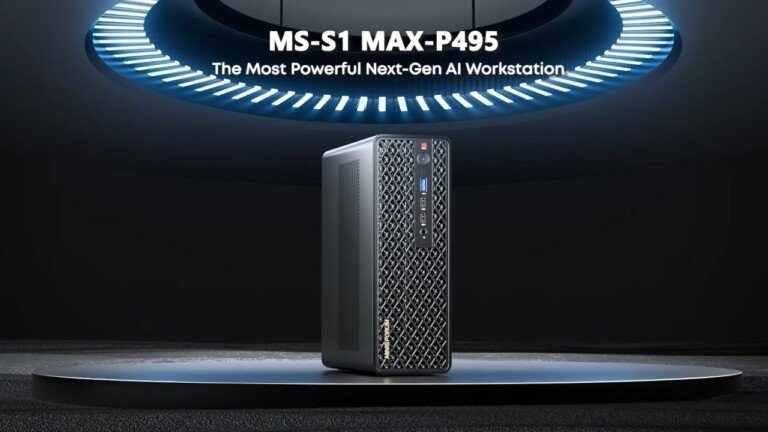Mini PC Minisforum MS-S1 MAX-P495 in verticale sotto una luce circolare.