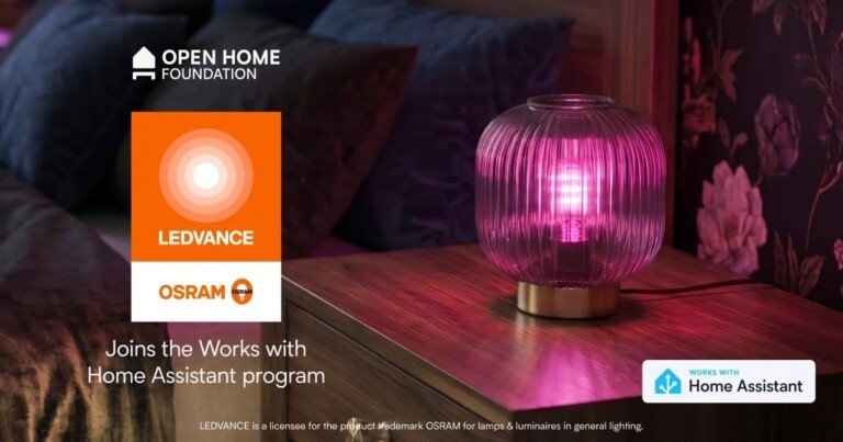 Lampada LEDVANCE accesa su un comodino con i loghi di LEDVANCE, OSRAM e Works with Home Assistant.