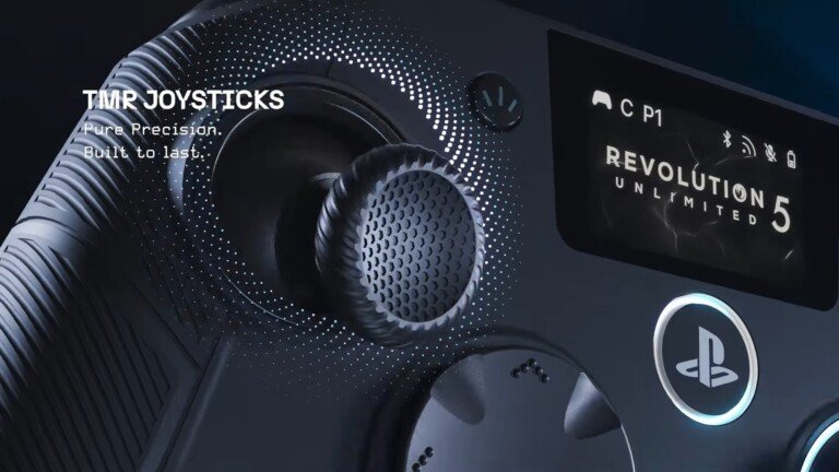 Primo piano del controller Nacon Revolution 5 Unlimited, con focus sulla levetta e lo schermo integrato