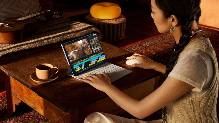 Una donna usa il Huawei MatePad Pro con tastiera e mouse per il montaggio video.