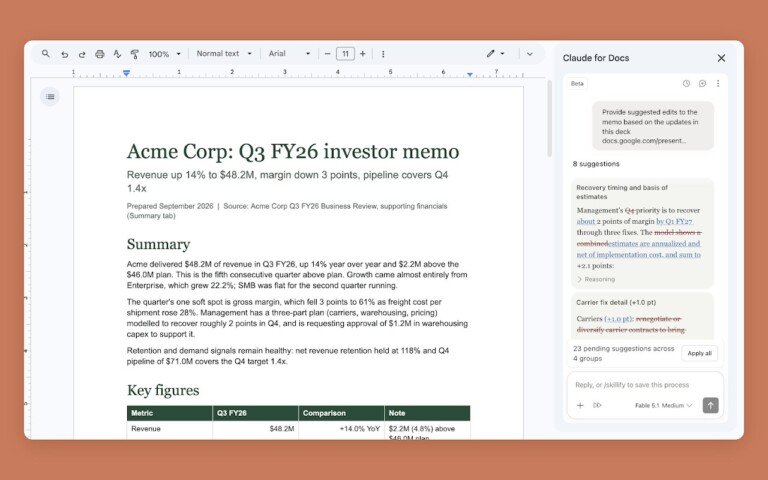 Screenshot di Google Docs con la barra laterale Claude attiva per suggerire modifiche a un testo.