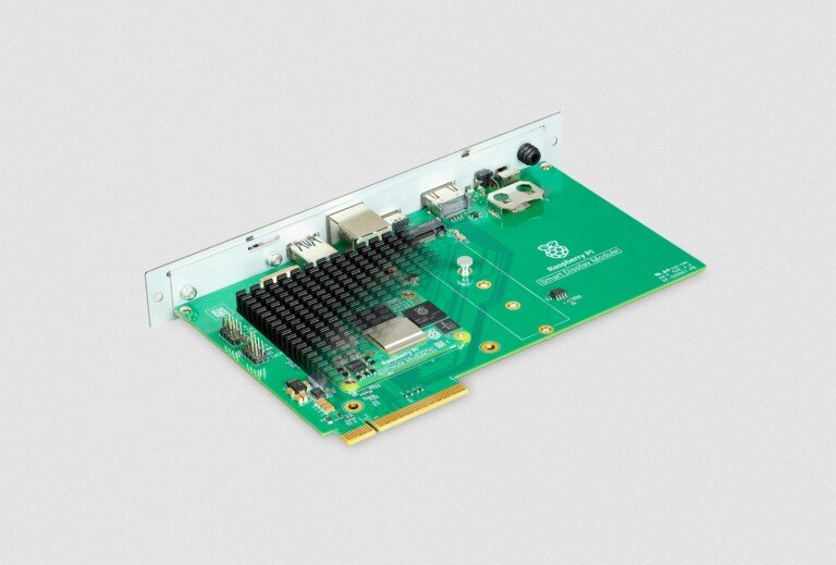 Il Raspberry Pi Smart Display Module con un Compute Module installato su sfondo grigio chiaro.