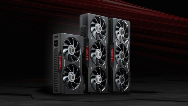 Tre schede grafiche AMD Radeon nere disposte in verticale su sfondo scuro.