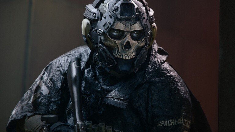 Primo piano del personaggio Ghost con maschera a teschio ed equipaggiamento tattico.