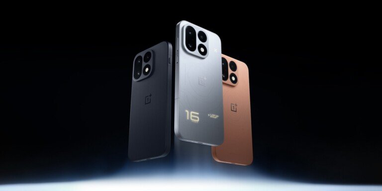 Rendering ufficiale dei tre modelli di OnePlus 16 nei colori nero, argento e rame.