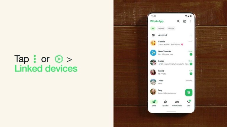 Grafica con istruzioni per collegare i dispositivi su WhatsApp accanto a uno smartphone con l'app aperta.