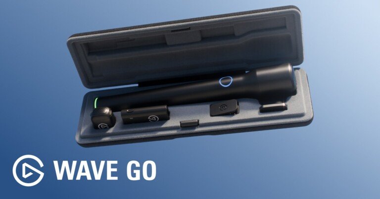 Microfono Elgato Wave Go con accessori e custodia rigida aperta su sfondo azzurro.