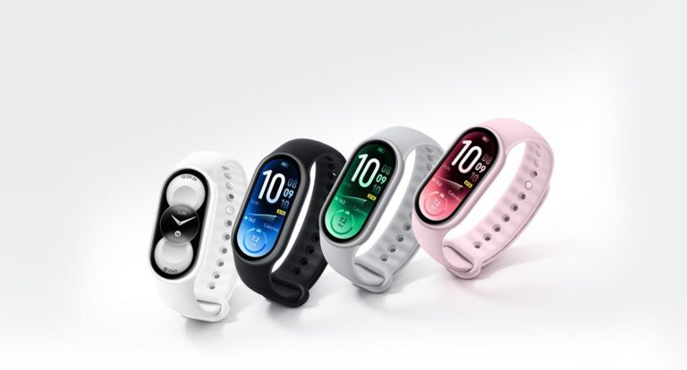 Quattro Xiaomi Smart Band 11 in differenti colorazioni disposte in fila su sfondo chiaro.