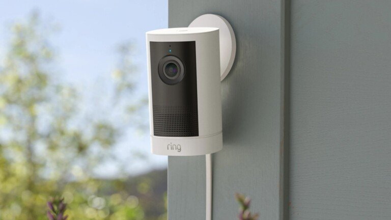 Videocamera di sicurezza bianca Ring montata su una parete esterna.
