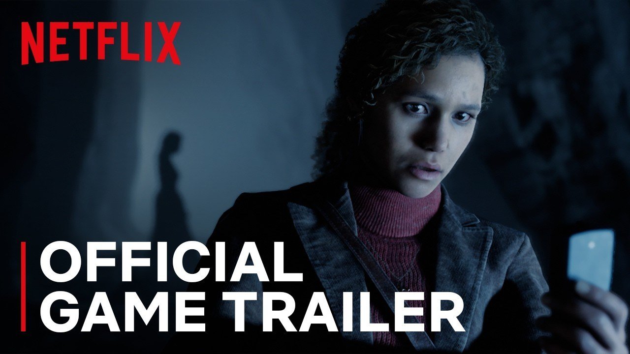 Donna spaventata guarda lo smartphone in un'atmosfera horror con logo Netflix e scritta trailer.
