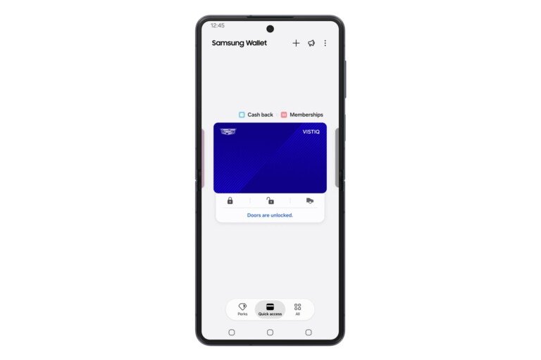 Smartphone che mostra l'applicazione Samsung Wallet con la chiave digitale di una Cadillac Vistiq
