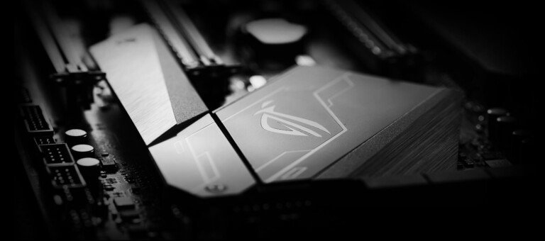 Dettaglio ravvicinato in bianco e nero del dissipatore con logo ROG di una scheda madre ASUS.