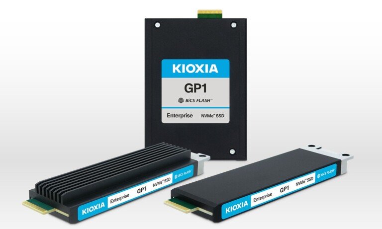 Tre SSD Kioxia Enterprise NVMe della serie GP1 in diversi formati.