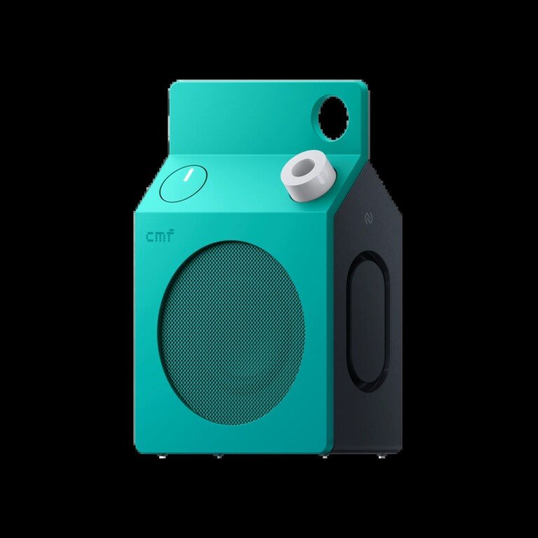Cassa Bluetooth portatile CMF Speaker S di colore verde acqua con manopola su fondo nero.