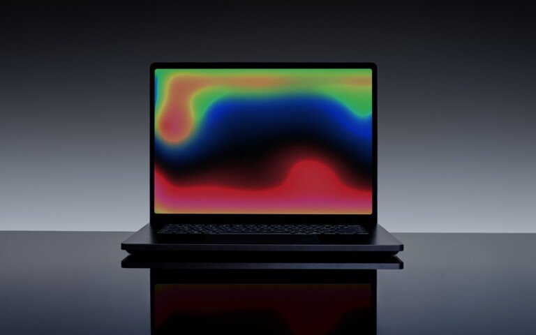 Vista frontale di Surface Laptop Ultra aperto con schermo acceso.