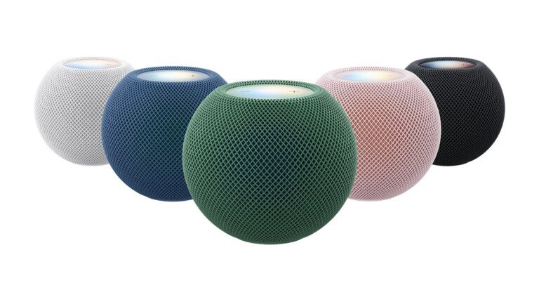 Cinque Apple HomePod mini 2 in varie colorazioni disposti a semicerchio su sfondo bianco.