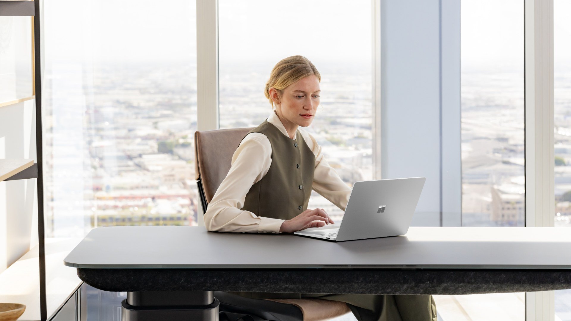 Donna al lavoro su un laptop Microsoft Surface.
