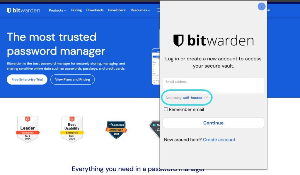 Schermata dell'estensione del browser Bitwarden con l'opzione Accessing self-hosted evidenziata.