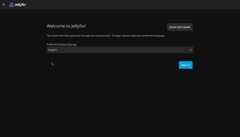 Schermata di benvenuto di Jellyfin con il menu a tendina per la selezione della lingua.