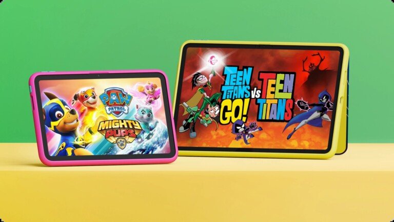 Due tablet Amazon Fire Kids che mostrano cartoni animati come Paw Patrol e Teen Titans.