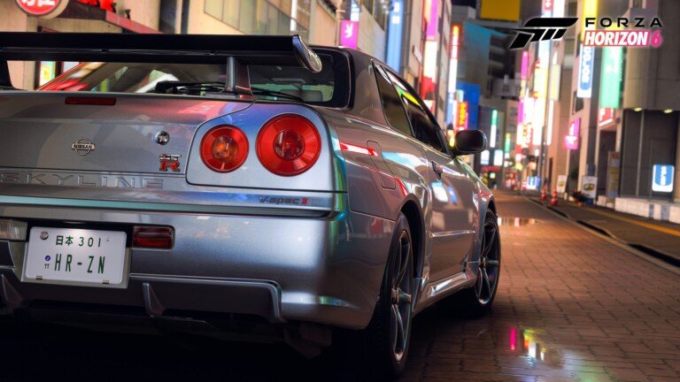 Nissan Skyline di notte con il logo di Forza Horizon 6 in alto a destra.