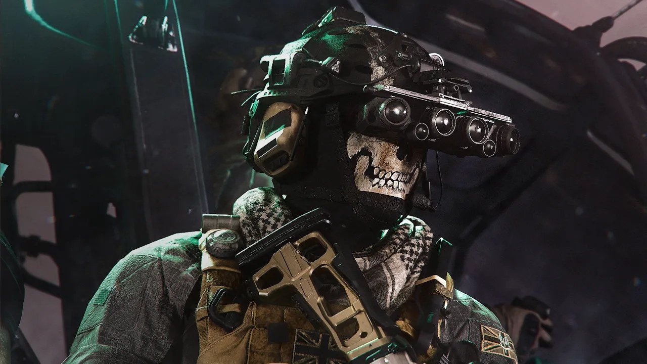 Primo piano di Ghost, iconico personaggio di Call of Duty: Modern Warfare, all'interno di un elicottero.