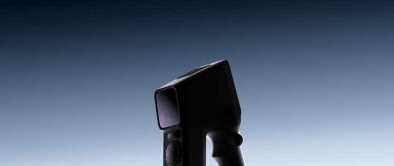 Teaser ufficiale dello scanner 3D portatile Bambu Lab S1 su sfondo sfumato.