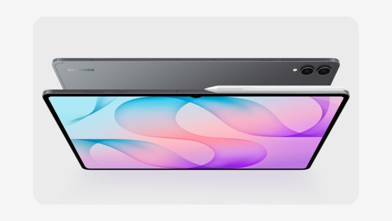 Vista frontale e posteriore del Samsung Galaxy Tab S12 Ultra con la S Pen in evidenza.
