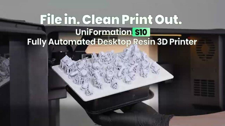 Piatto di stampa con modelli in resina estratti dalla stampante 3D UniFormation S10.